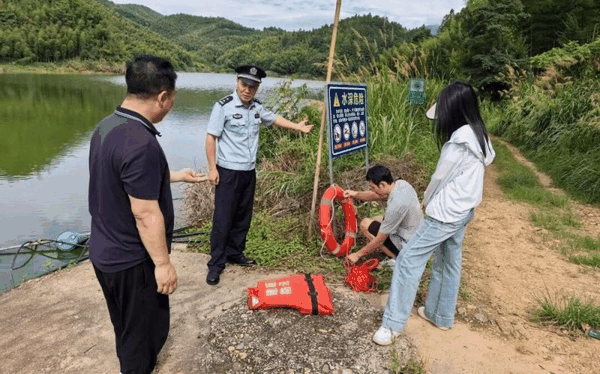 建瓯市多部门联合巡查水库、河道等涉险区域。水利部供图