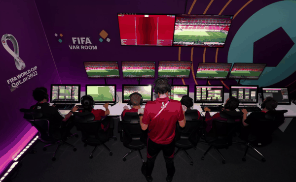 2022世界杯上的VAR团队，图源：FIFA官网