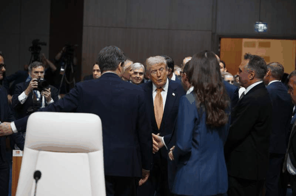 ▲7月8日，在土耳其安卡拉，美国总统特朗普（中）出席北约峰会。图/新华社