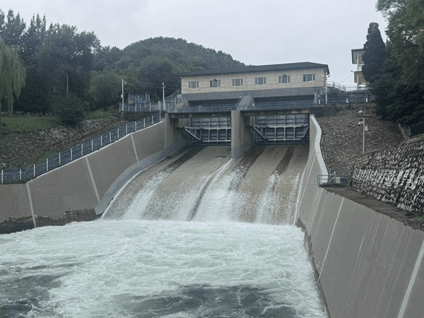 怀柔水库开启西溢洪道进行预泄。北京市水务局供图