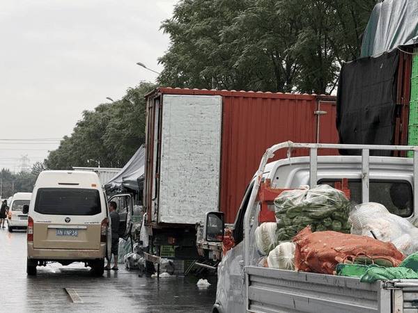 新发地市场蔬菜供应充足，价格平稳。受访者供图