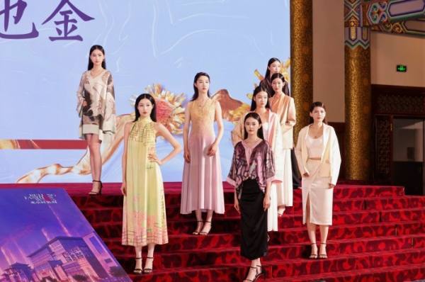 模特们演绎“云墨熔装”系列