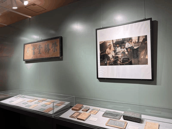 展览提及华文学校等建设，展出华文课本等相关馆藏。新京报记者 陈璐 摄