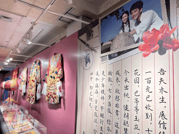 展览现场，将电影中淑柔写给木生的侨批制作成大幅展板。新京报记者 陈璐 摄