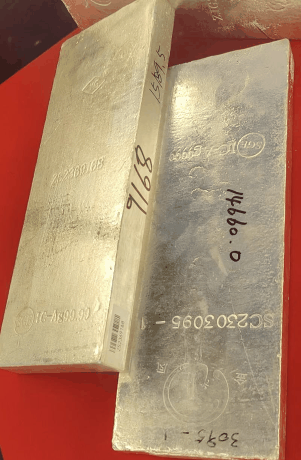 张先生出租给金店的银砖（部分），单块重约15000克。 受访者供图