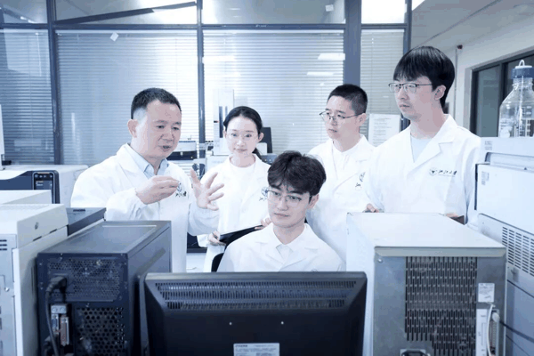​王勇（左一）教授团队在实验室研讨。霆光 摄
