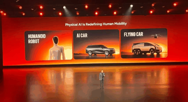 小鹏在慕尼黑海外介绍自己的「物理 AI」战略｜图片来源：极客公园