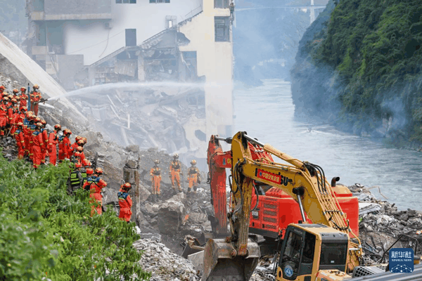 7月17日，救援人员在重庆彭水县山体崩塌现场救援。新华社记者 王全超 摄