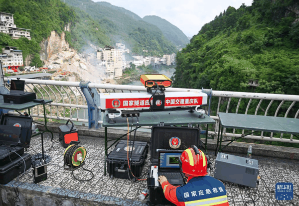 7月17日，救援人员在进行山体稳定性监测。新华社记者 王全超 摄