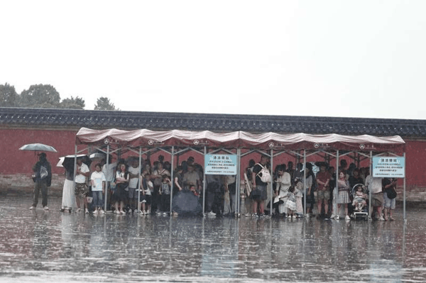 长椿街，市民在大雨中骑行。