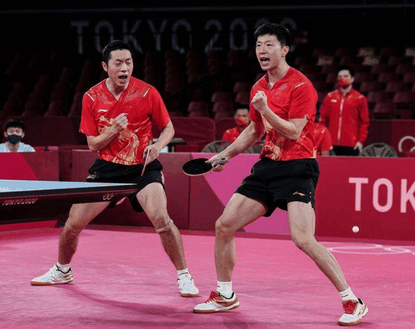 2021年8月4日，中国组合许昕/马龙（右）在东京奥运会乒乓球男子团体半决赛中。新华社记者 刘大伟 摄