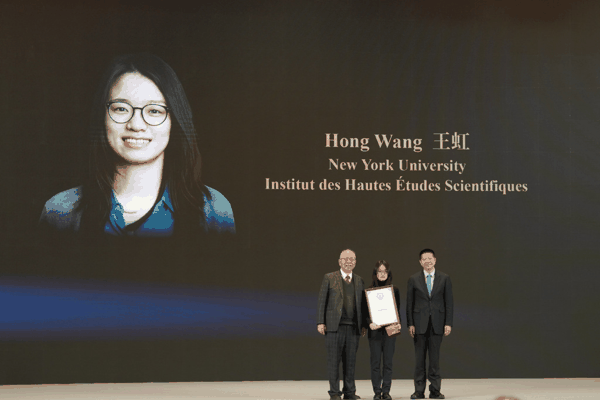 2026年1月，上海，丘成桐为王虹颁发世界华人数学家大会数学金奖。本文图片均为清华大学丘成桐数学科学中心供图