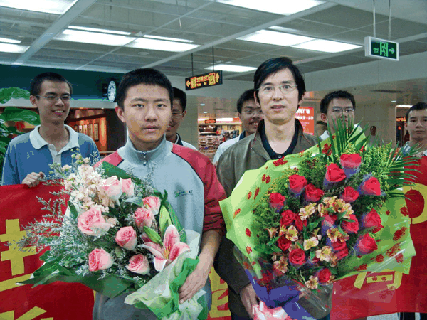 图丨2006 年，邓煜与竞赛教练冯跃峰载誉归来（来源：深圳高级中学）