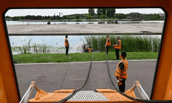 ▲7月5日，河北省石家庄市排水管护中心工作人员进行模拟城市水涝抽排作业。图/新华社