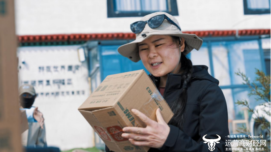 △姜亚颖在民宿门口收到快递员送货上门的拼多多包裹。薛凌枫 摄