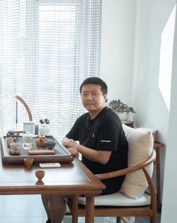 邓煜在家中喝茶