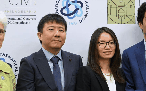 ▲7月23日，在美国费城，中国数学家邓煜（左）、王虹在获奖后的记者招待会上合影。图/新华社