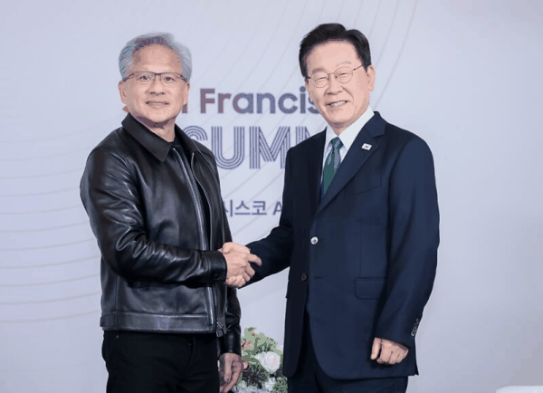 韓國總統李在明（右）25日在美國舊金山與輝達執行長黃仁勳（左）會面。（韓聯社）