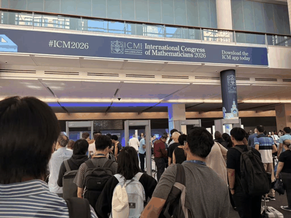 费城会展中心，排队安检的人们。受访者供图