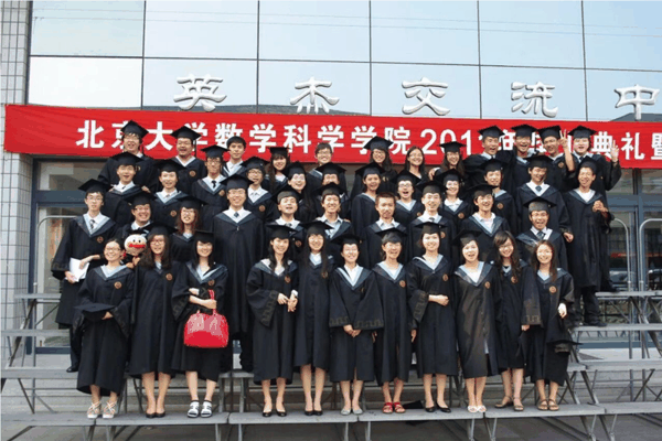 北大数院2011届毕业班级合影，一排右一即王虹。图/北京大学数学科学学院
