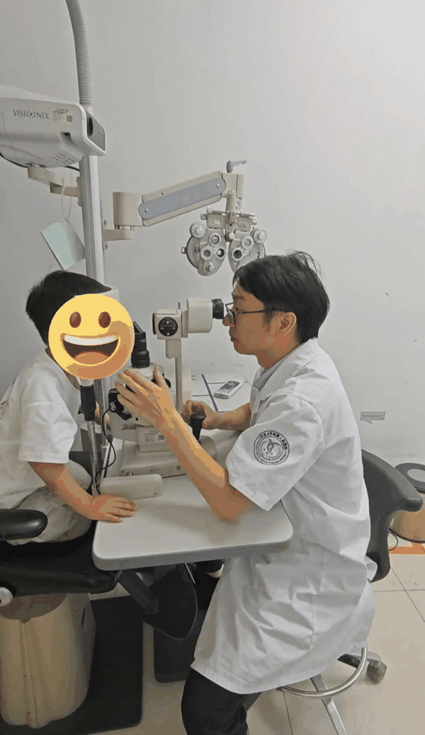医生正在为小朋友检查眼睛