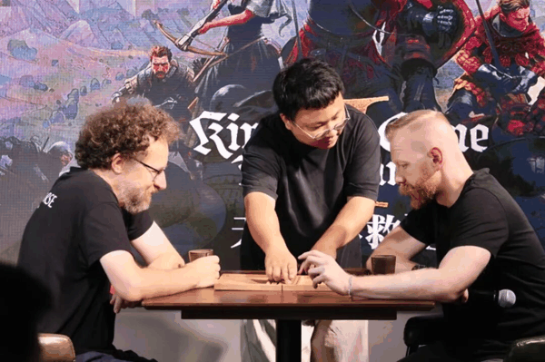 见面会上的Martin（左）和Tobi（右）