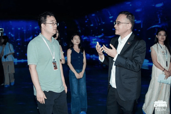 图：利亚德国际业务部销售副总经理-刘志福Ricky(左)与亚太外交官及国际媒体参访团代表（右）