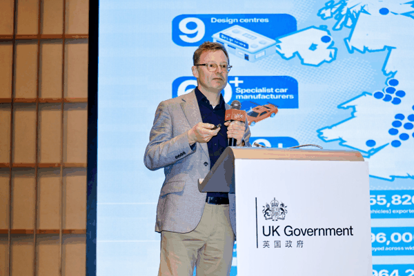 英国汽车制造商和贸易商协会国际事务负责人Matt Smith作主旨演讲