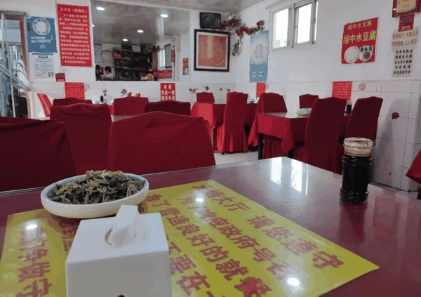 餐厅内，禁烟标识随处可见。