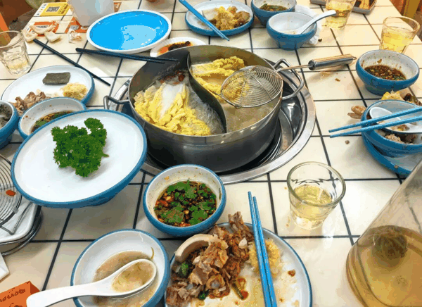 小宇在旅游时吃的海南三亚椰子鸡火锅。受访者供图