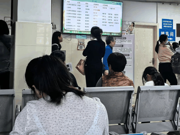 某医院营养生长发育门诊前候诊的家长们。受访者供图