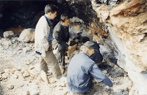 2003年10月，周琦与中外地质专家在黔东地区野外考察。