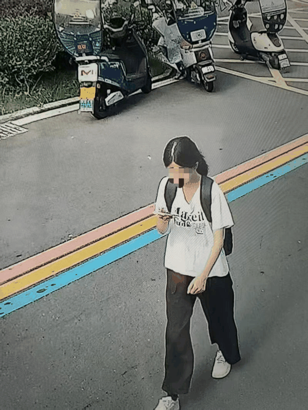 小程7月21日出门当天的穿着。受访者供图