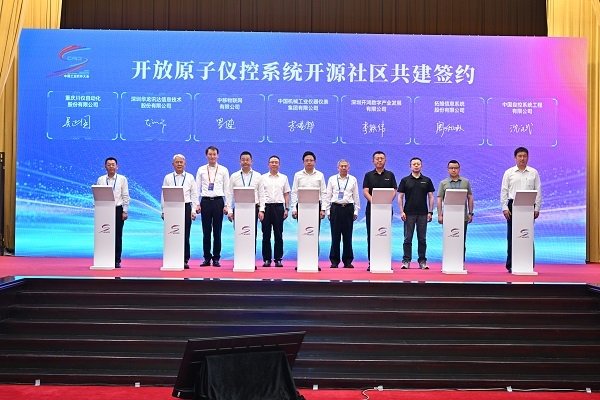 拓维信息轮值执行总裁、高级副总裁，开鸿智谷总裁廖秋林代表公司完成共建签约（右二）。企业供图