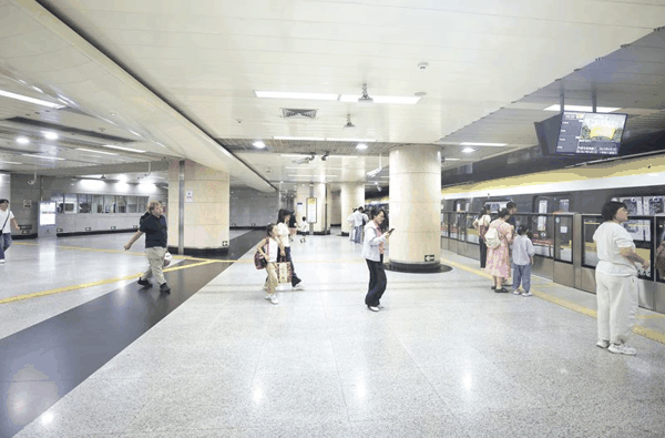 日前，东直门站完成局部空调改造，较此前降温约2℃。新京报记者 王贵彬 摄