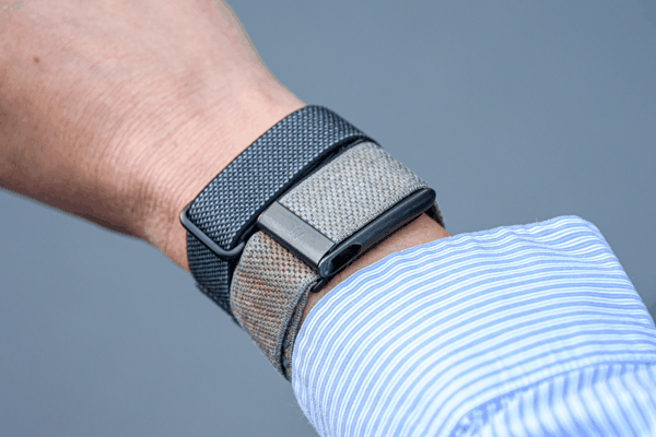 Fitbit Air 与 Warp 体积对比｜图片来源：X