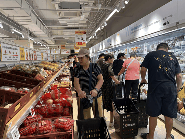 “快乐猴”店内正在购物的人们（来源：时代周报记者摄）