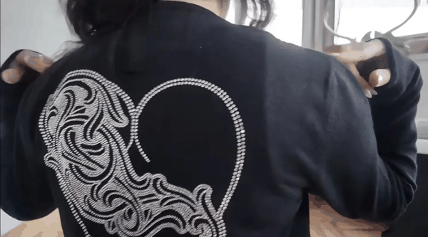 Qian的克罗心羊绒毛衣外套，背后的图案刚好和她的克罗心戒指很像，图源小红书@qian_wu5000