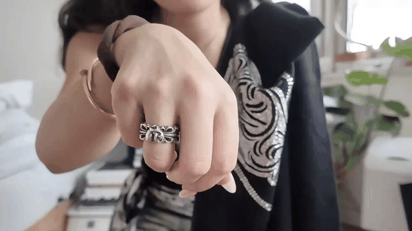 Qian的克罗心羊绒毛衣外套，背后的图案刚好和她的克罗心戒指很像，图源小红书@qian_wu5000