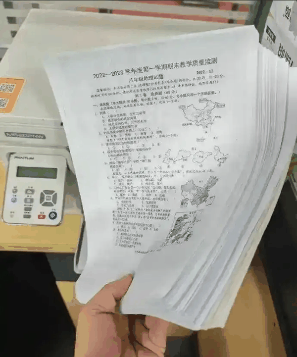 ▲家长使用家用打印机打印作业。 图/“浙江教育报”微信公众号