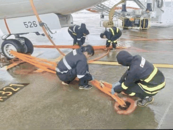 8月9日，东方航空地面工作人员正在加固航空器起落架。受访者供图