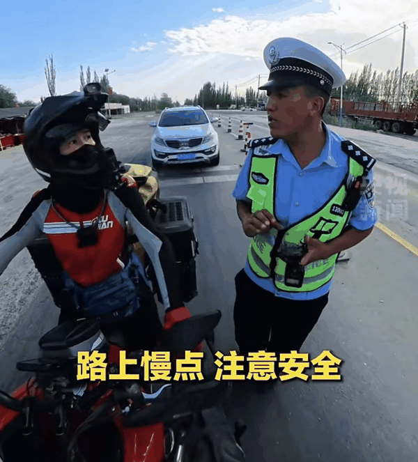 ▲李娜偶遇了多个执勤点的民警，每一次相遇，执勤交警都像妈妈一样爱操心。图/央视新闻