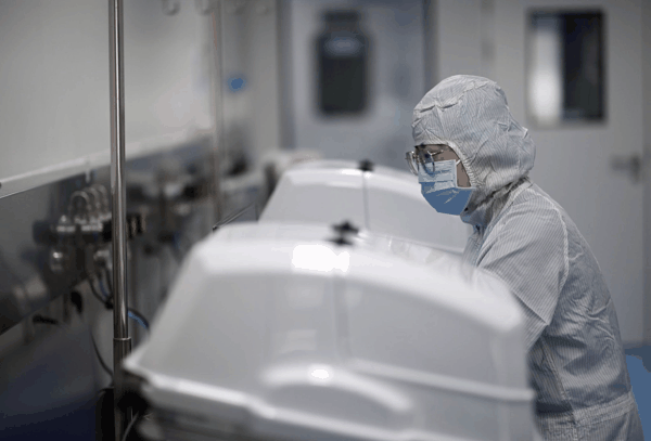 　　图为工作人员在一家生物医药公司生产基地细胞培养室内工作。新华社记者 赵子硕 摄