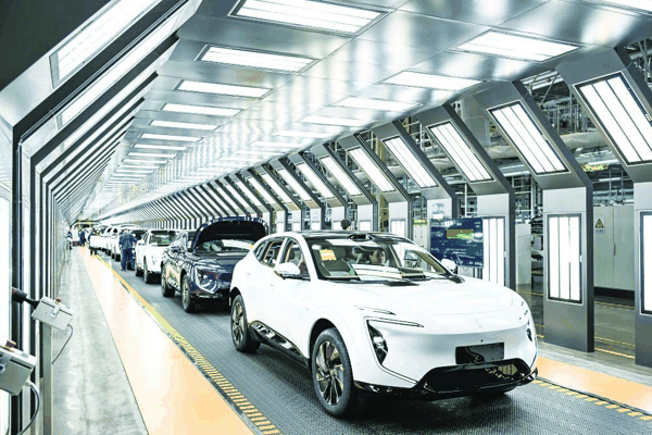 等待出厂的新车
