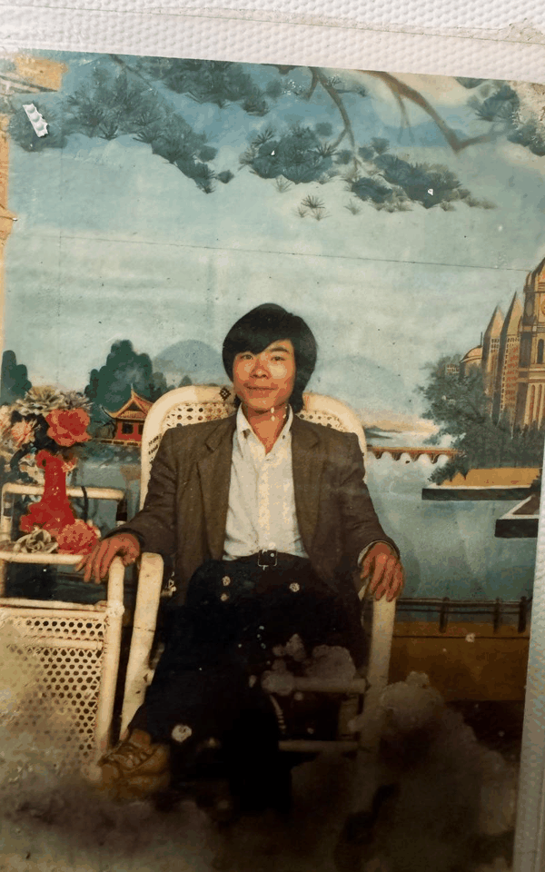 年轻时的李某平。受访者供图