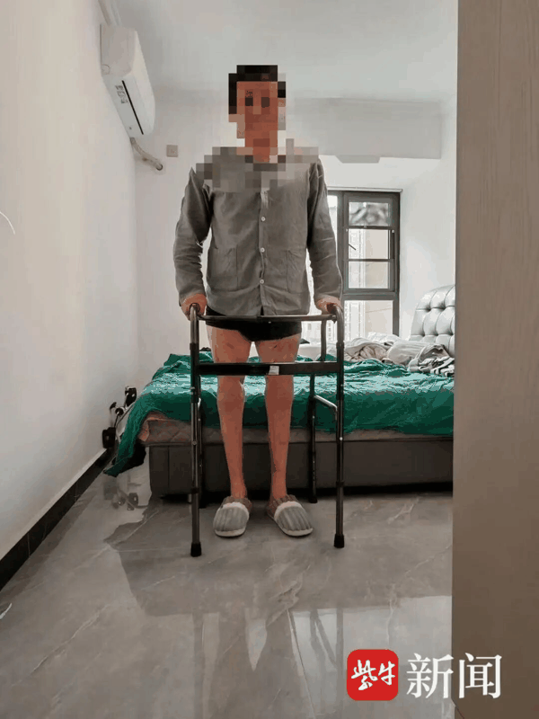目前，江先生已能够借助助行器站立。
