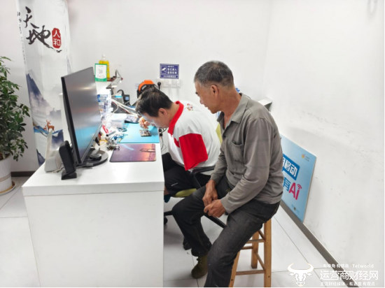 (周凯日常为村民修手机)