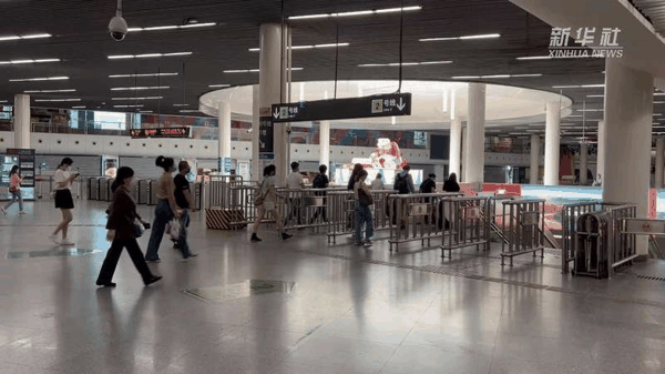 ▲资料图：上海地铁站内景。图/新华社
