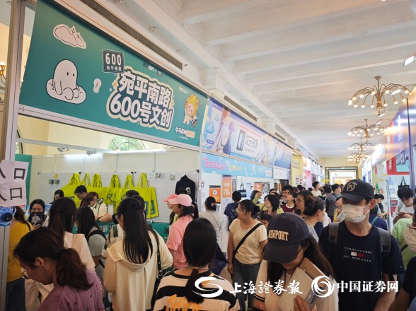各类文创产品吸引观众购买 