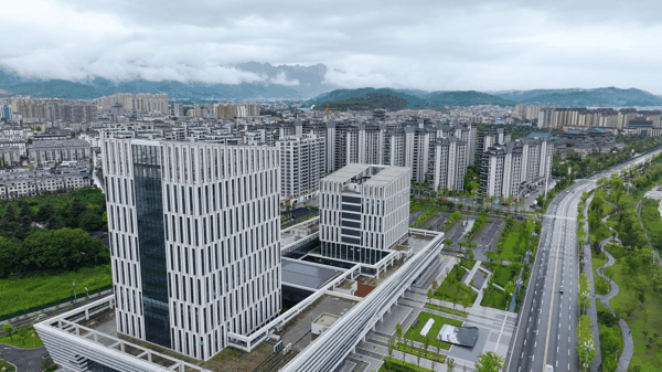 ▲2026年8月13日，湖北省十堰市房县城关镇泉水湾片区，安居房鳞次栉比 图据视觉中国